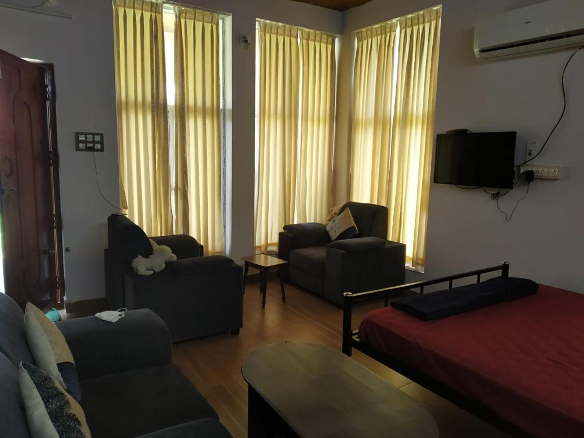 Waves Beach House Пондичери Екстериор снимка
