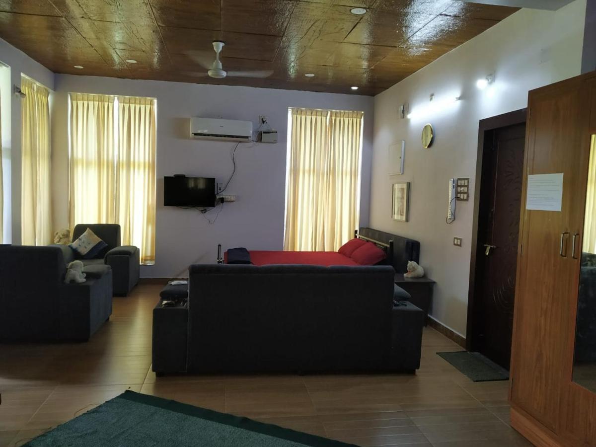 Waves Beach House Пондичери Екстериор снимка