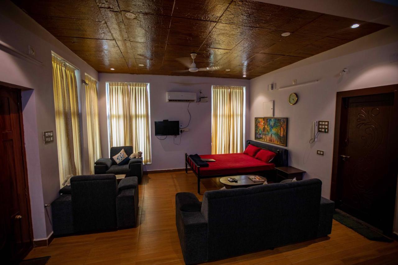 Waves Beach House Пондичери Екстериор снимка