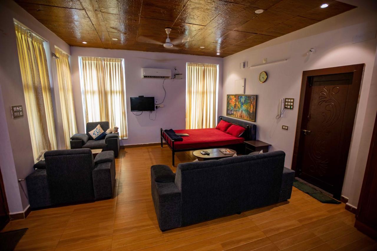 Waves Beach House Пондичери Екстериор снимка