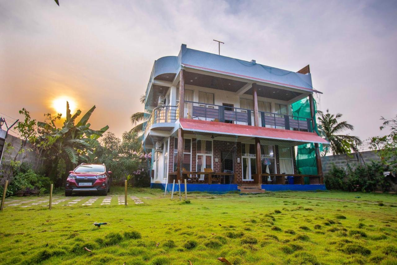 Waves Beach House Пондичери Екстериор снимка