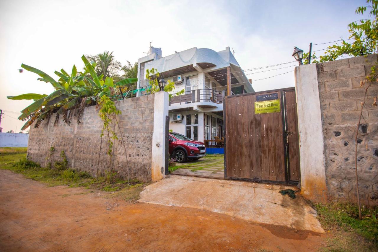 Waves Beach House Пондичери Екстериор снимка