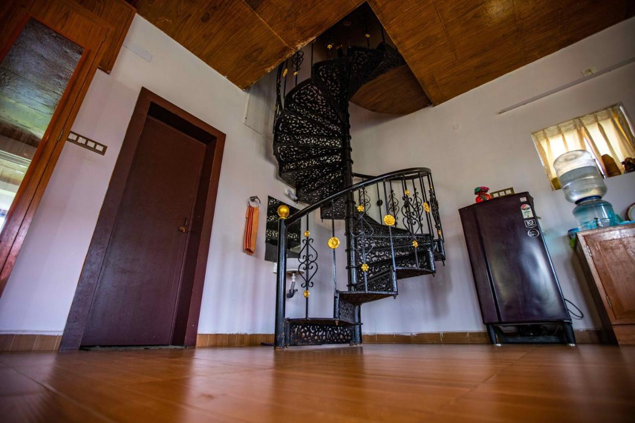 Waves Beach House Пондичери Екстериор снимка
