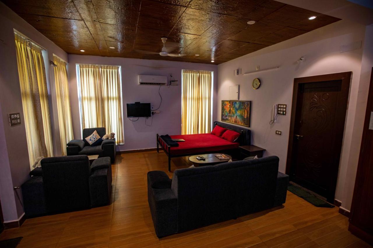 Waves Beach House Пондичери Екстериор снимка