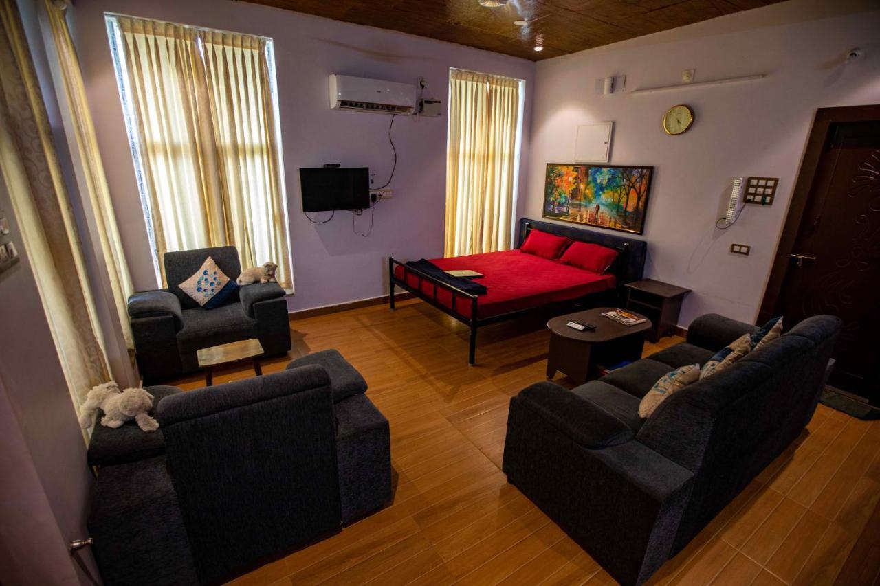 Waves Beach House Пондичери Екстериор снимка