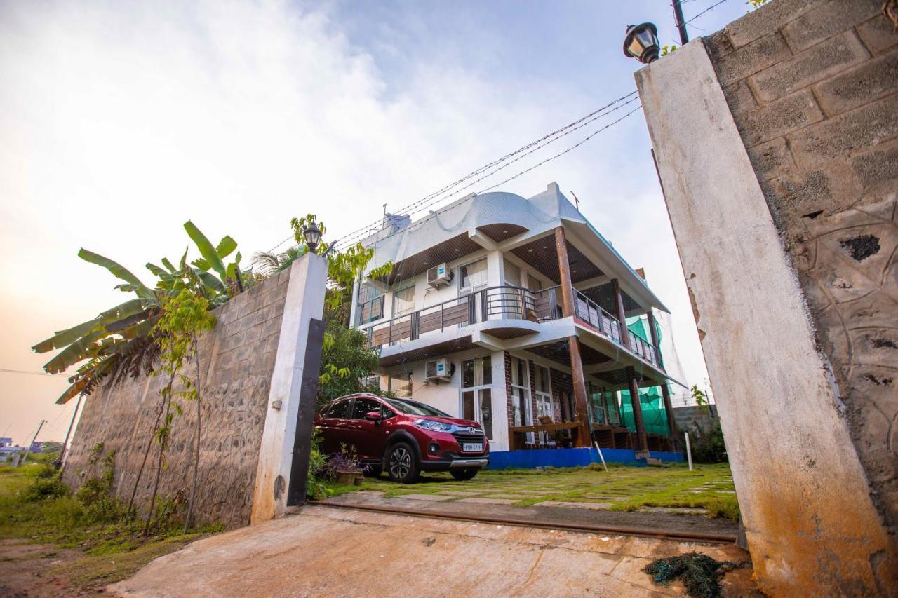 Waves Beach House Пондичери Екстериор снимка