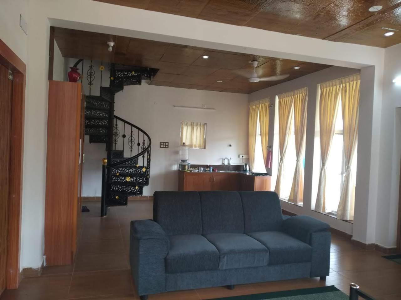 Waves Beach House Пондичери Екстериор снимка