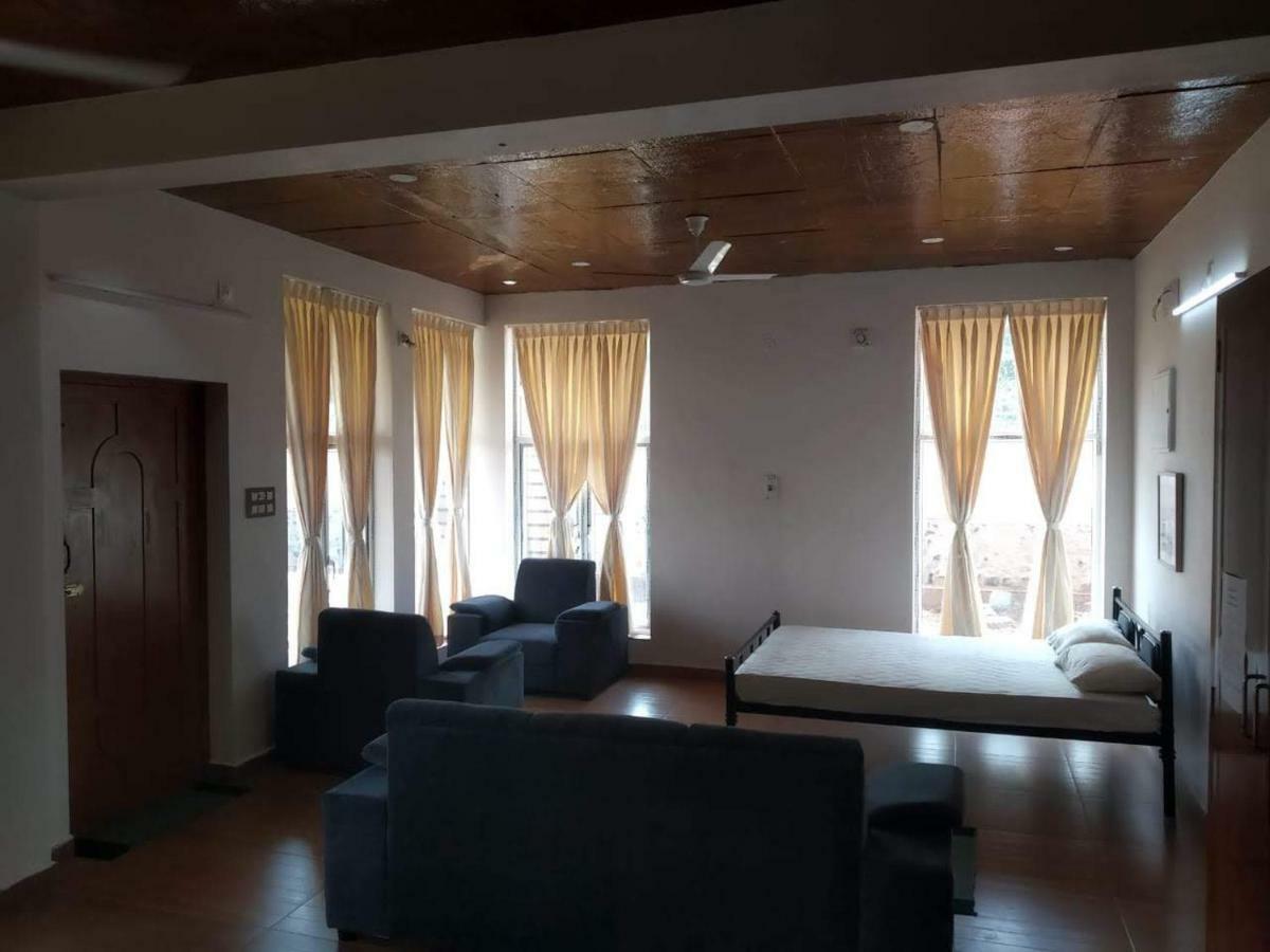 Waves Beach House Пондичери Екстериор снимка