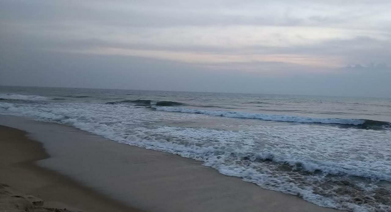 Waves Beach House Пондичери Екстериор снимка
